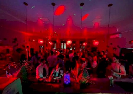 Domingo tem karaok&ecirc; para soltar a voz e DJ Joaquim