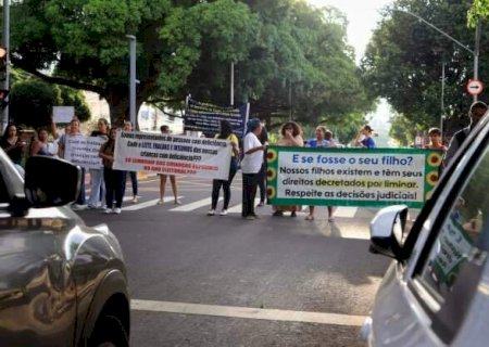 M&atilde;es voltam a pedir insumos e melhor atendimento aos filhos com defici&ecirc;ncia