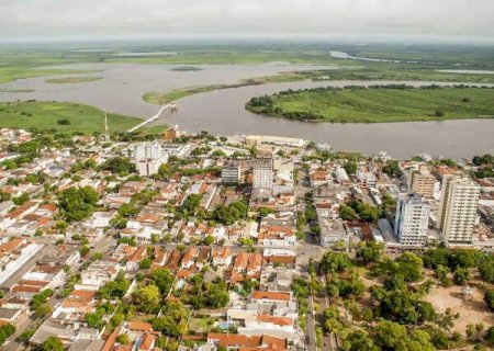 Homem &eacute; assassinado a tiros na esquina de casa