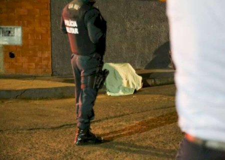 Jovem &eacute; assassinado a tiros por dupla em moto