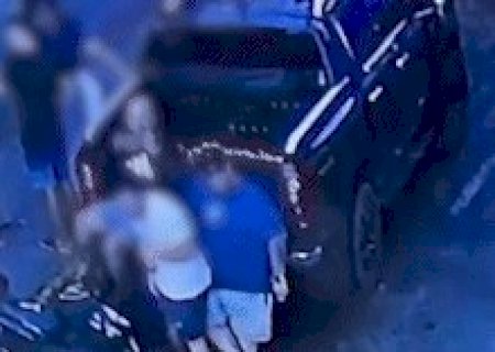 Dois s&atilde;o presos ap&oacute;s se exibirem com rev&oacute;lver, dando tiros no Centro