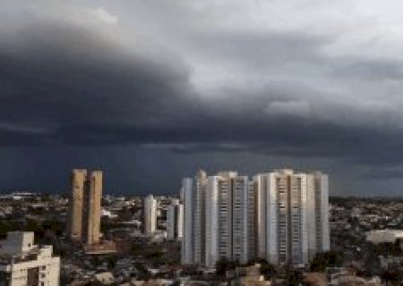 Ap&oacute;s alerta, trov&otilde;es e c&eacute;u escuro anunciam chegada da chuva na Capital