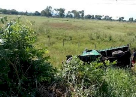 Ve&iacute;culo capota e para no meio do mato ap&oacute;s ser fechado por carreta na BR-262