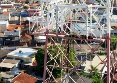 Homem dorme em torre de telefonia e mobiliza Corpo de Bombeiros