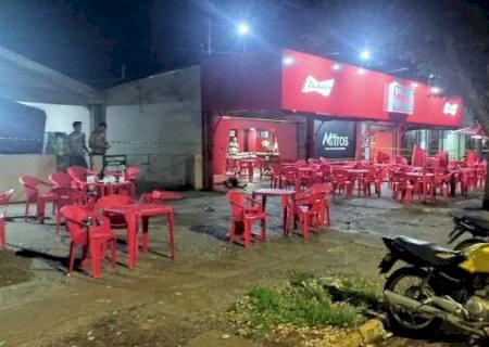 Jovem de 24 anos &eacute; assassinado e mulher baleada em bar