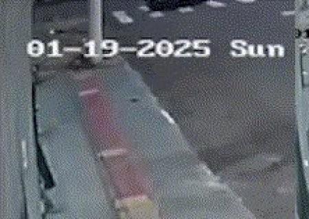 Port&atilde;o destru&iacute;do por SUV &eacute; salvo por poste em novo acidente 8 horas depois