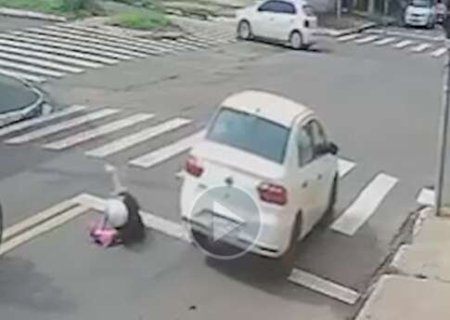 &ldquo;Esperando que arque com as despesas&rdquo;, diz motociclista atingida por carro de PM