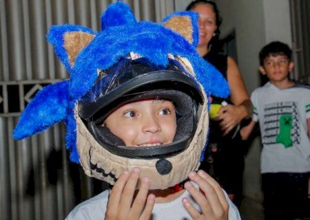 Ap&oacute;s improvisar capa com Papel, Luan ganha capacete do Sonic