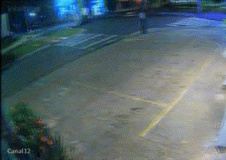 V&iacute;deo mostra grave acidente entre carro de luxo e motociclista