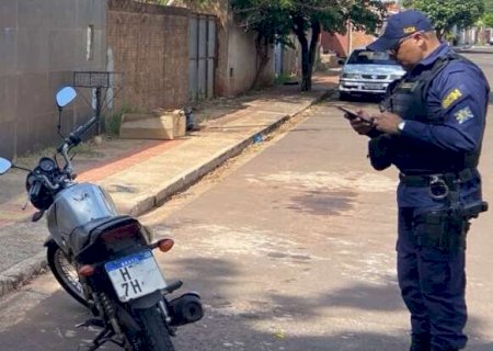 Moto com 160 multas &eacute; retirada de circula&ccedil;&atilde;o ap&oacute;s 3 anos de placa clonada