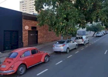 Policial tenta entrar em boate LGBT j&aacute; fechada, urina na cal&ccedil;ada&nbsp;e&nbsp;&eacute;&nbsp;detido