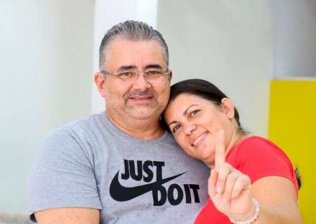 Ap&oacute;s ficar milion&aacute;ria na TV, Kenia n&atilde;o quis fugir e voltou a trabalhar