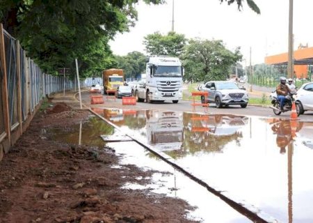 Po&ccedil;a d&rsquo;&aacute;gua enorme interdita duas faixas da Avenida Costa e Silva