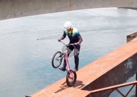 Radical! Ciclista viraliza com manobras arriscadas em ponte ferrovi&aacute;ria de MS