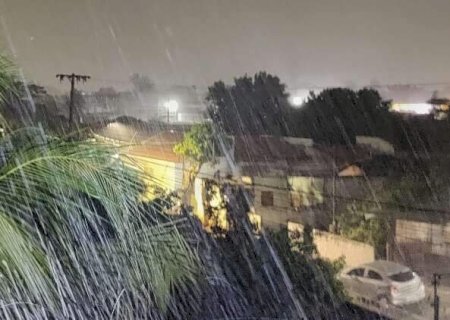 Chuva marca o in&iacute;cio da noite de sexta-feira em Campo Grande