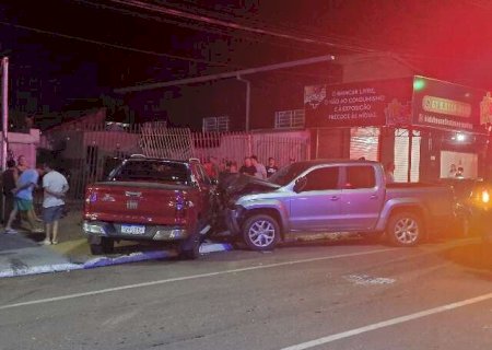 Condutor perde o controle e 3 caminhonetes ficam destru&iacute;das em rotat&oacute;ria