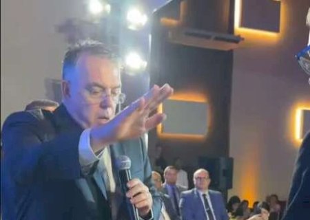 "N&atilde;o prometo milagres", diz Eduardo Campos ao tomar posse em Ponta Por&atilde;