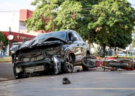 Motorista diz que motoentregador furou sinal vermelho e nega tentativa de fuga