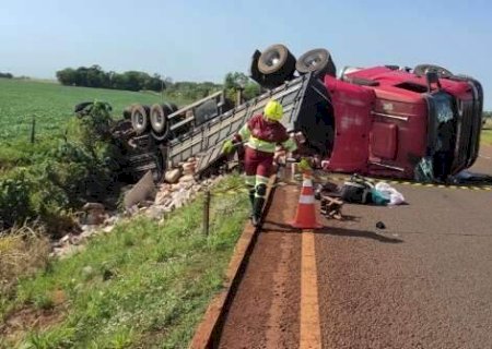 Condutor perde o controle e carreta tomba &agrave;s margens da BR-163