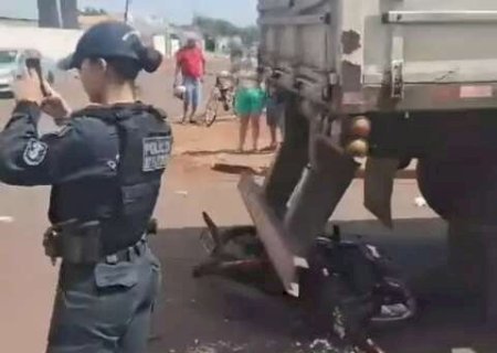 Motociclista tem p&eacute; amputado em acidente envolvendo caminh&atilde;o