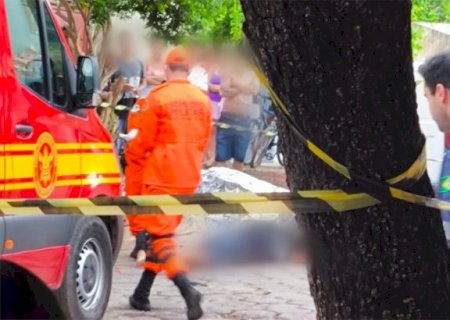 Homem &eacute; baleado no rosto e morre na cal&ccedil;ada de casa