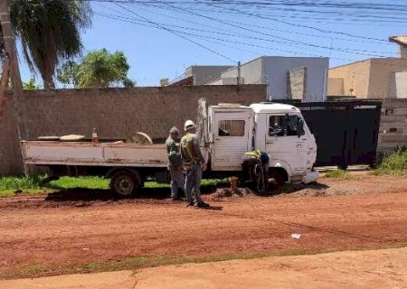 Buraco de rua sem asfalto vira cilada e carro e caminh&atilde;o pequeno caem