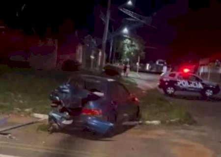 Motorista de camionete embriagado bate em carro e arrasta motos por avenida