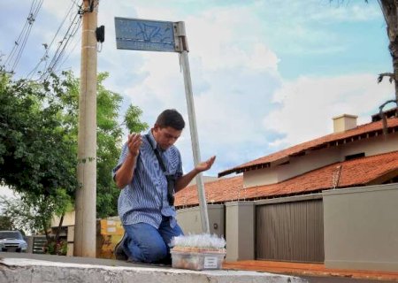 Em esquina, Wesley ora entre uma venda e outra de balas baianas