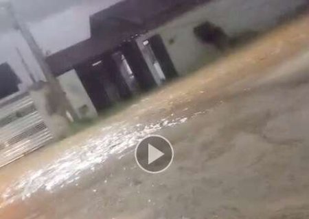 Chuva de 25 mil&iacute;metros em menos de uma hora alaga diversas ruas na Capital