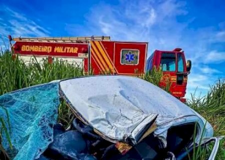 Batida frontal entre carro e carreta mata motorista de 30 anos na BR-267