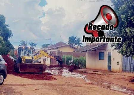 Rua intransit&aacute;vel por obras ou barro gera alerta di&aacute;rio em grupo de escola
