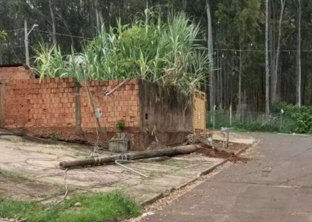 Carreta passa rompendo fia&ccedil;&atilde;o, arranca poste e deixa moradores sem energia