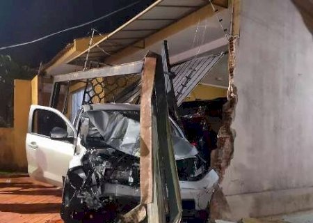 Motorista invade garagem de casa em acidente na Avenida Am&eacute;rica