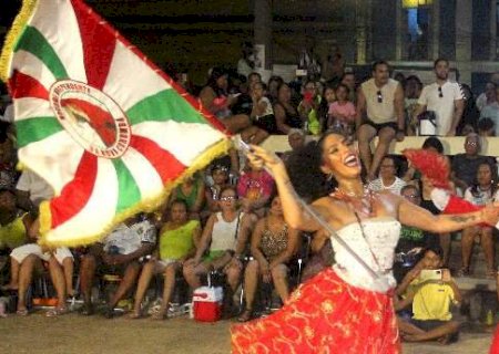 Tem jogo no Maracan&atilde;, mas o corumbaense se rende ao samba no p&eacute;