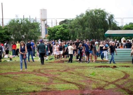 Cortejo de amigos e chuva de p&eacute;talas marcam vel&oacute;rio de corredora na Capital