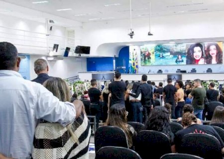 Sob forte emo&ccedil;&atilde;o, fam&iacute;lia e amigos se despedem de Vanessa na C&acirc;mara lotada