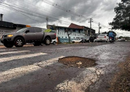 Buracos n&atilde;o faltam em avenida com promessa de recapeamento