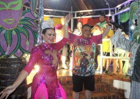 Ber&ccedil;o do Carnaval, a pequena Lad&aacute;rio antecipa sua folia ao lado de Corumb&aacute;