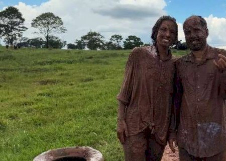 Ana Castela faz doa&ccedil;&otilde;es em Sete Quedas e curte lama em fazenda
