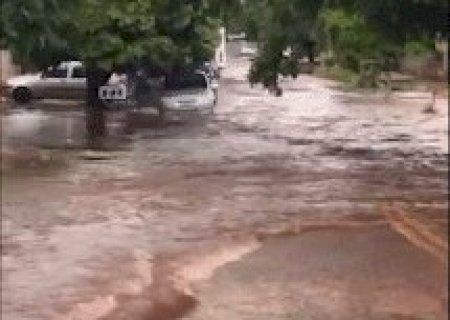 Chuva intensa causa transtorno no tr&acirc;nsito da Capital em quest&atilde;o de minutos
