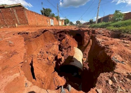 "Abandonados", dizem moradores sobre cratera aberta em local de obra inacabada