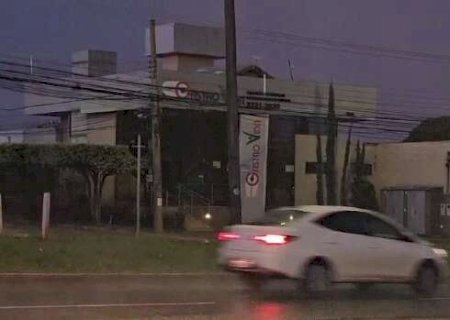 Depois de dia quente, chuva forte chega no in&iacute;cio da noite na Capital