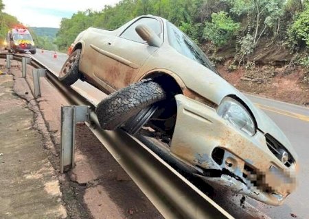 Picape rampa guard-rail da BR-163 por 500 metros e motorista fica ferido
