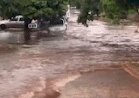 Pancada de chuva causa transtorno na Capital em quest&atilde;o de minutos