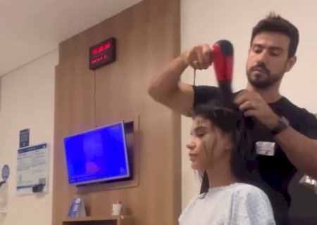 Noiva do cantor Mariano deixa UTI e fala sobre enxaqueca que a fez desmaiar