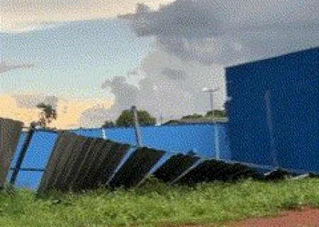 Temporal destelha casas, retorce torres e derruba &aacute;rvores em escola e carros