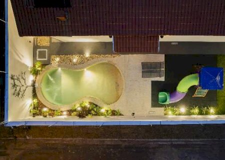 Casa com piscina que imita praia foi planejada para viagens com crian&ccedil;as