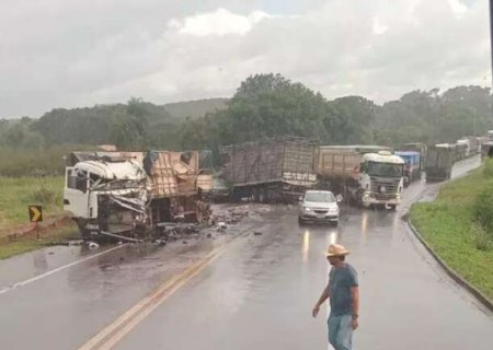 Ultrapassagem causou colis&atilde;o que deixou um morto e outro preso &agrave;s ferragens
