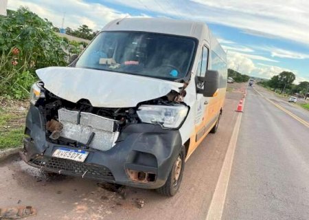 Van com 16 trabalhadores bate na traseira de picape na BR-163