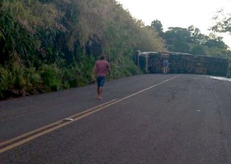 Carreta tomba em rodovia estadual e caminhoneiro de MS morre no norte ga&uacute;cho